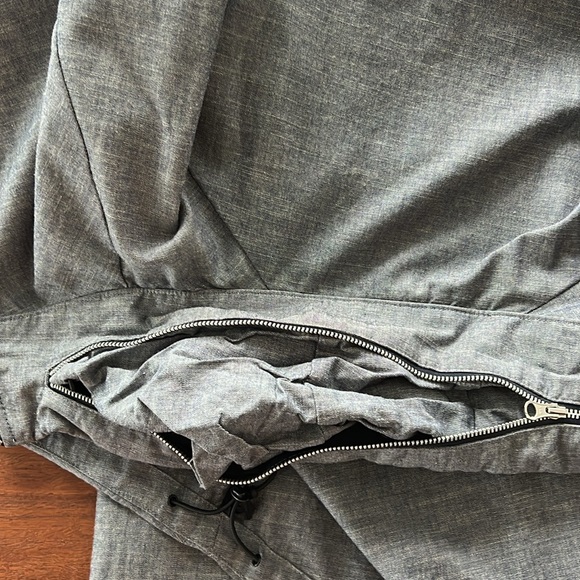 Nike Men’s Lightweight Zipper Jacket with Hidden Hood - Picture 6 of 7